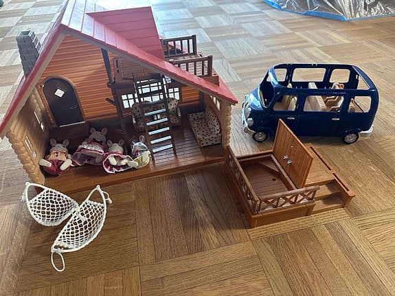 Sylvanian Families hus med kaninfamilj och bil