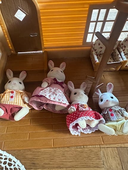 Sylvanian Families hus med kaninfamilj och bil