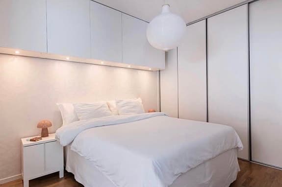 IKEA säng med madrass vit + 2sidobord