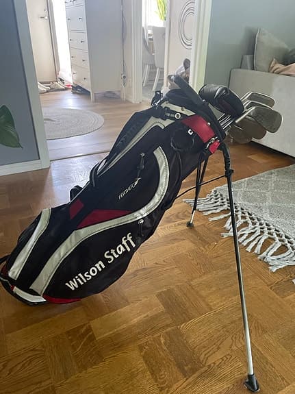 Wilson Staff bärbag o 8 klubbor