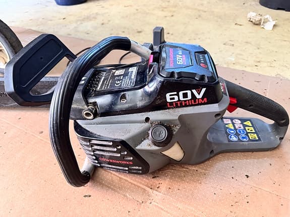 Powerworks 60V batterimotorsåg – med 6Ah batteri & laddare