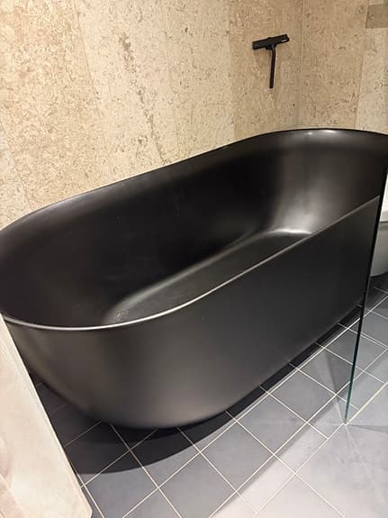 Svart fristående badkar
