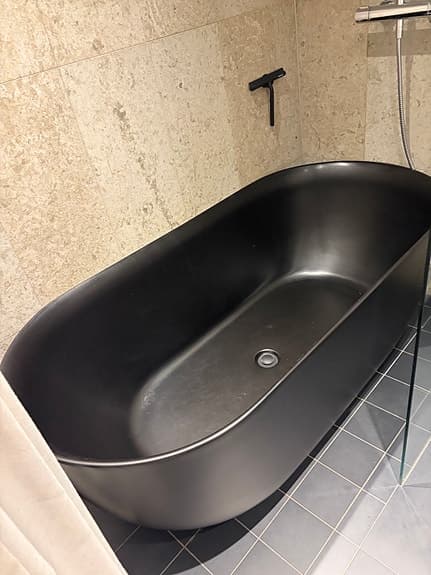 Svart fristående badkar