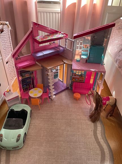 Barbie dockhus med möbler, bil och häst