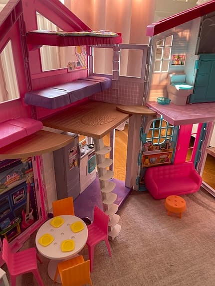 Barbie dockhus med möbler, bil och häst