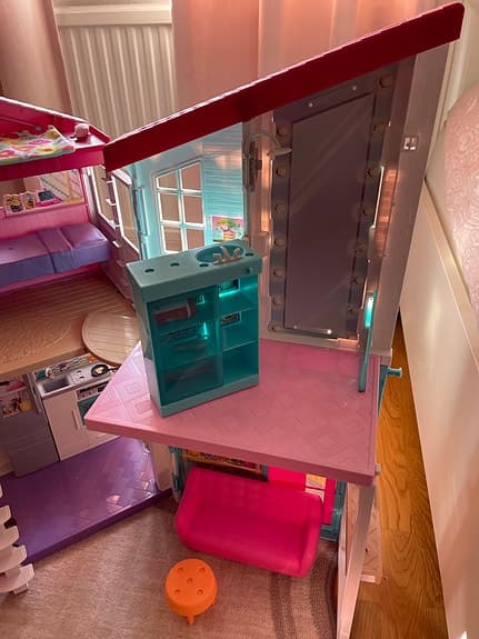 Barbie dockhus med möbler, bil och häst
