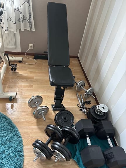 Träningsbänk med hantlar och vikter