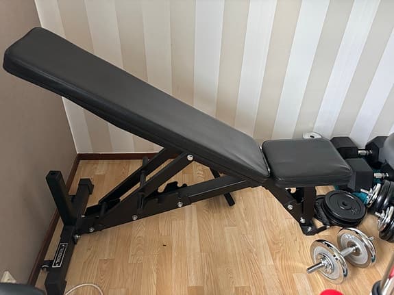 Träningsbänk med hantlar och vikter