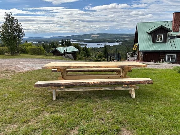 Rejält bord i massiv fura med bänkar