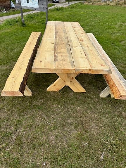 Rejält bord i massiv fura med bänkar