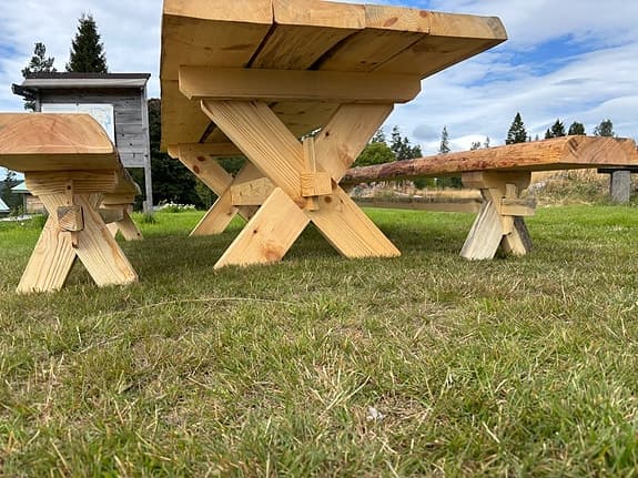 Rejält bord i massiv fura med bänkar