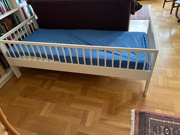 IKEA vit barnsäng med ribbor