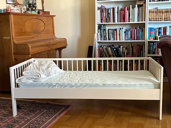 IKEA vit barnsäng med ribbor