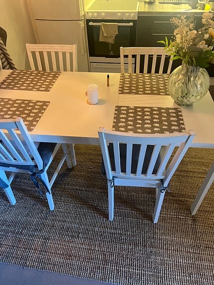 Matgrupp med 4 stolar