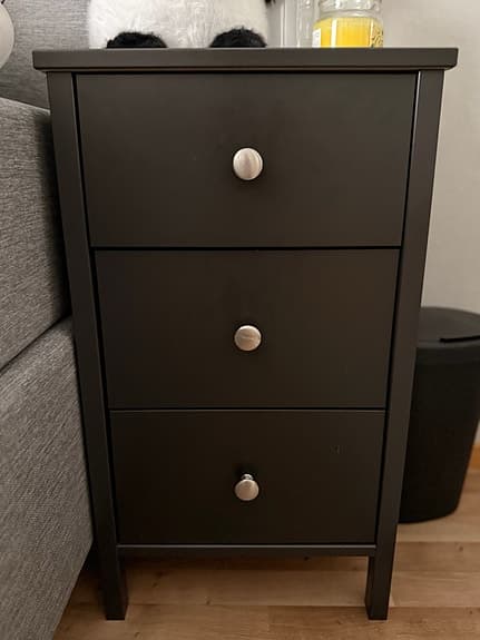Mio svart byrå med 3 lådor i mycket fint skick