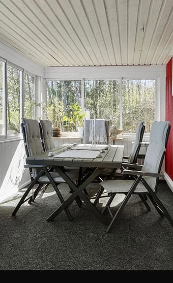 Matgrupp utebord med 6 stolar.