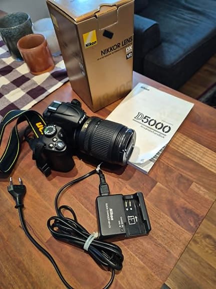 Nikon D5000 med 18-105 mm objektiv, laddare och kameraväska