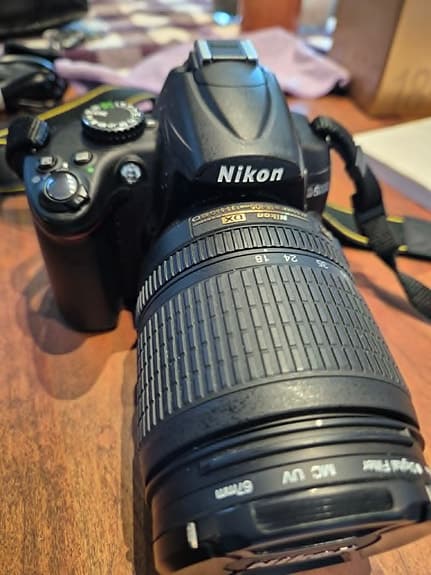 Nikon D5000 med 18-105 mm objektiv, laddare och kameraväska