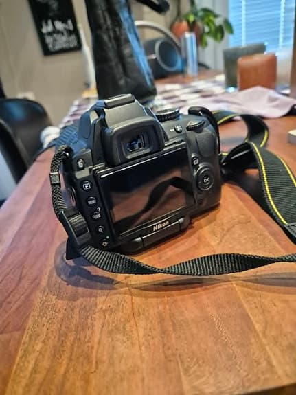 Nikon D5000 med 18-105 mm objektiv, laddare och kameraväska
