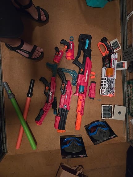 Zuru Xshot nerf guns och 2 el-lasersvärd i skumplast