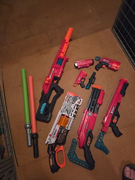 Zuru Xshot nerf guns och 2 el-lasersvärd i skumplast