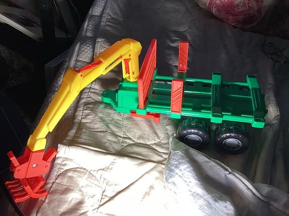 (Leksakslastbil) med kran grön/gul/röd. Flak