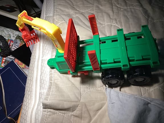 (Leksakslastbil) med kran grön/gul/röd. Flak