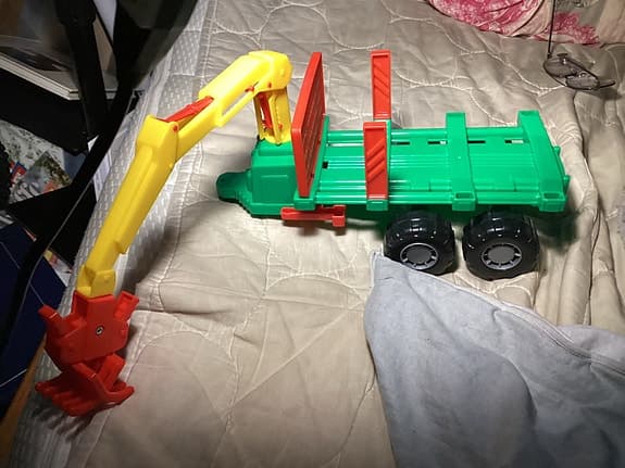 (Leksakslastbil) med kran grön/gul/röd. Flak