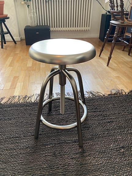 Höj och sänkbar pall från Granit