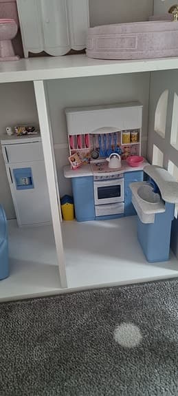 Barbie dockhus med möbler