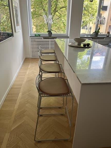 Barstolar från Hay, dynor från Normann Copenhagen