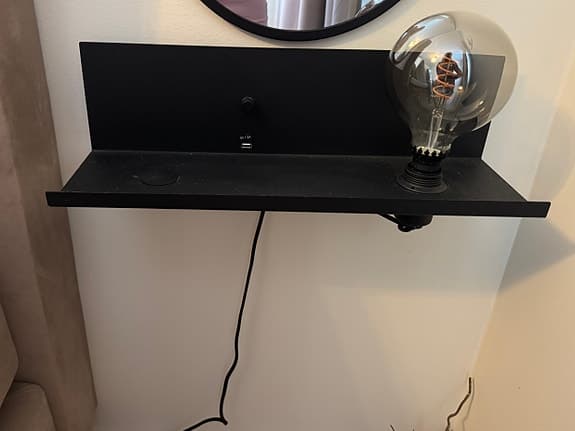 Nattduksbord inbyggd lampa och usb c-port