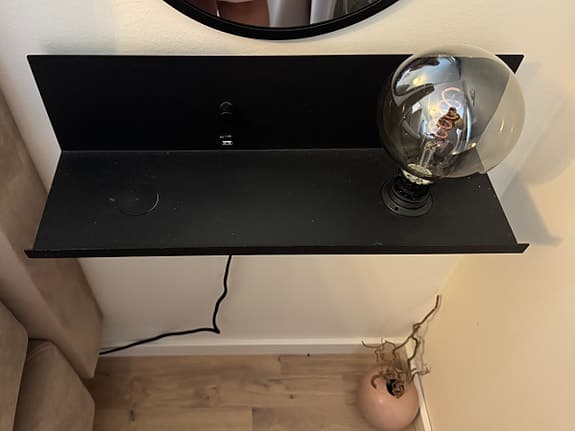 Nattduksbord inbyggd lampa och usb c-port