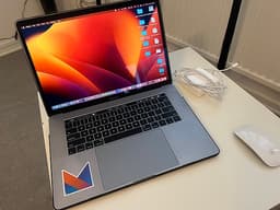 MacBook Pro 15” 2017 i7 / 16GB RAM / 256GB SSD & Touch Bar + Magic Mouse