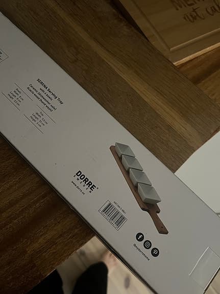 Dorre serveringsbräda med skålar