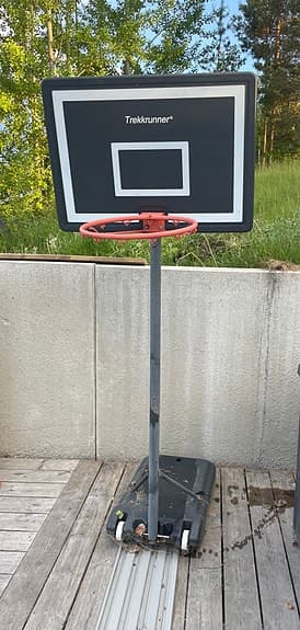 Basketkorg på ställning utomhus