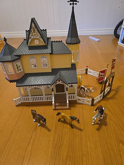 Playmobil hästgård med stort hus och hästar