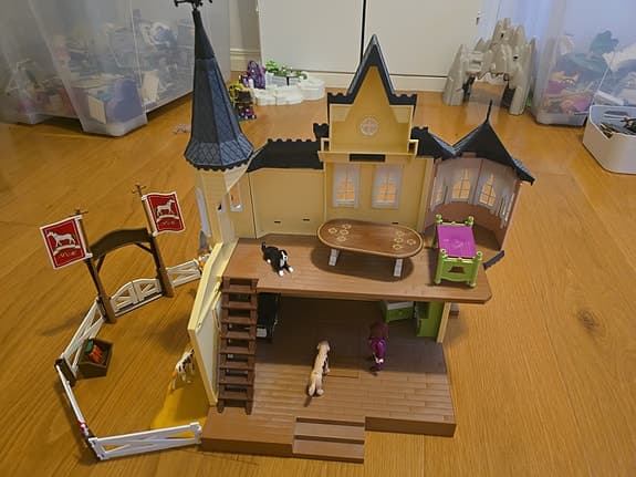 Playmobil hästgård med stort hus och hästar