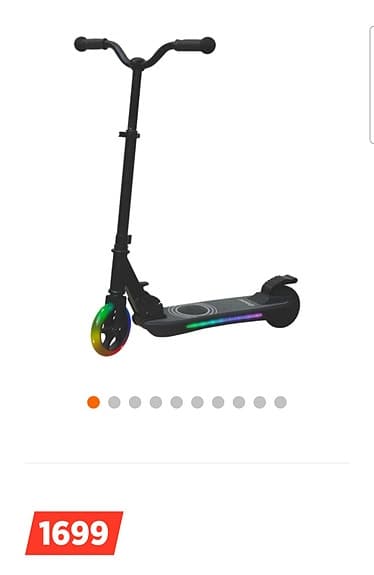 Svart elsparkcykel med LED-ljus