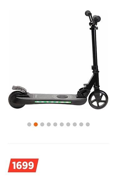 Svart elsparkcykel med LED-ljus