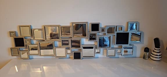 Dekorativ väggspegel med modern design