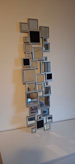 Dekorativ väggspegel med modern design
