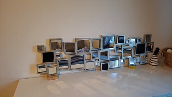 Dekorativ väggspegel med modern design