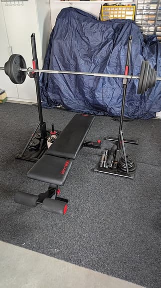 Bänkpress med skivstång och vikter