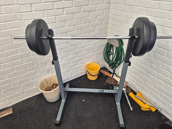 Skivstång med vikter och ställning