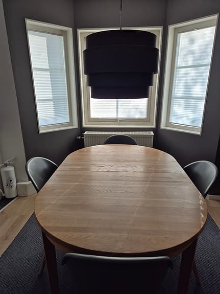 Matgrupp ovalt ekbord med 4 stolar, lampa och tavelhylla