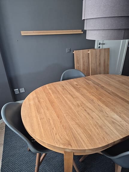 Matgrupp ovalt ekbord med 4 stolar, lampa och tavelhylla