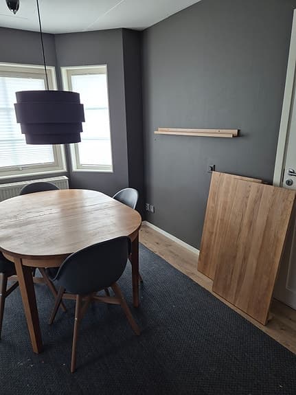 Matgrupp ovalt ekbord med 4 stolar, lampa och tavelhylla