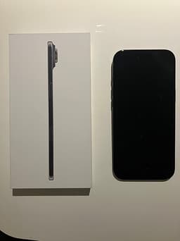 Säljer en iPhone Air 256 GB i svart färg.