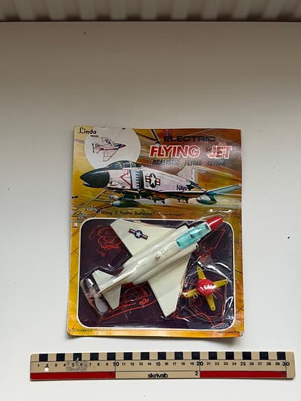 Oöppnad vintage Linda Electric Flying Jet – Made in Hong Kong, 1969